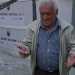 Quel signore si chiama Domenico, ha 78 anni e viene al cimitero ogni giorno alla stessa ora, portando ai gatti gli avanzi di cibo che la figlia prepara quotidianamente, impacchettandoli con cura